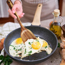 FJNATINH Espátula wok grande de madeira, 33 cm de teca natural, cabo longo, revestido, resina natural, feita à mão para panelas antiaderentes