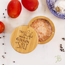 Totally Bamboo Caixa de armazenamento de bambu Salt Cellar com tampa giratória magnética, capacidade de 170 g, gravação "Take Life with a Grain of Salt" gravado na tampa