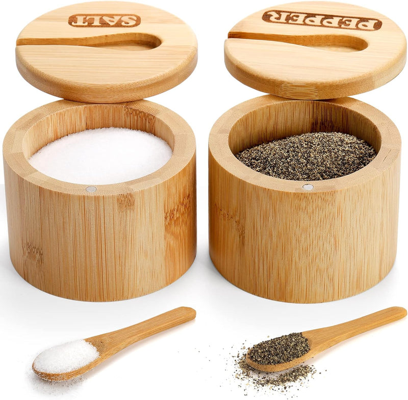 Lawei Pacote com 2 tigelas de sal e pimenta de bambu, recipiente redondo de sal com tampas e colheres magnéticas giratórias, adegas de sal de bambu, caixa de armazenamento de temperos para sal, pimenta, açúcar, especiarias