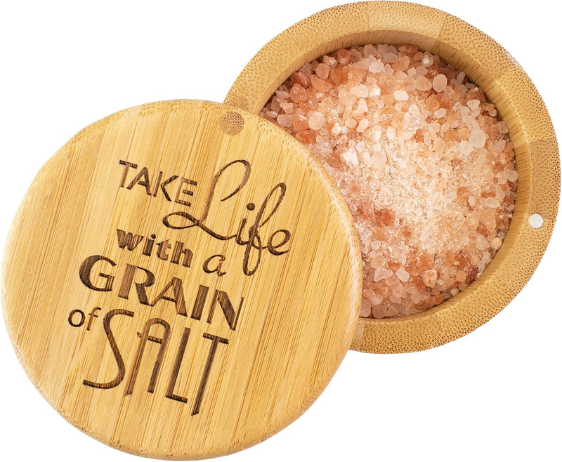 Totally Bamboo Caixa de armazenamento de bambu Salt Cellar com tampa giratória magnética, capacidade de 170 g, gravação "Take Life with a Grain of Salt" gravado na tampa