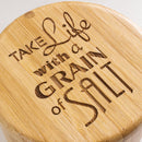 Totally Bamboo Caixa de armazenamento de bambu Salt Cellar com tampa giratória magnética, capacidade de 170 g, gravação "Take Life with a Grain of Salt" gravado na tampa