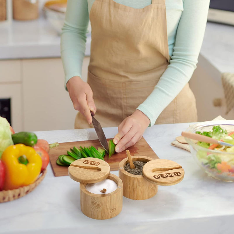 Lawei Pacote com 2 tigelas de sal e pimenta de bambu, recipiente redondo de sal com tampas e colheres magnéticas giratórias, adegas de sal de bambu, caixa de armazenamento de temperos para sal, pimenta, açúcar, especiarias