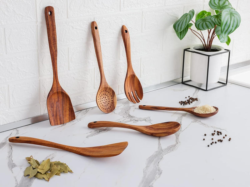 Zulay Kitchen Conjunto de colheres de madeira de 6 peças – Utensílios de teca macios resistentes ao calor com aderência confortável – leve e durável – fácil de limpar, perfeito para panelas