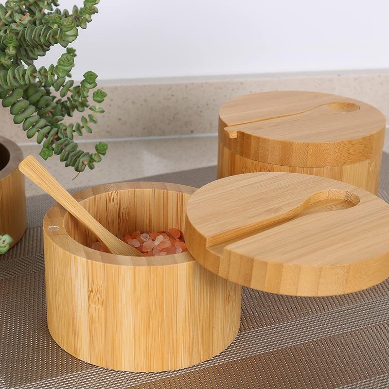 HTB Adega de sal de bambu com mini colher, caixa de sal de cozinha com tampa de fecho magnético giratório, recipiente redondo de sal para armazenamento pimenta tempero banho sal marinho