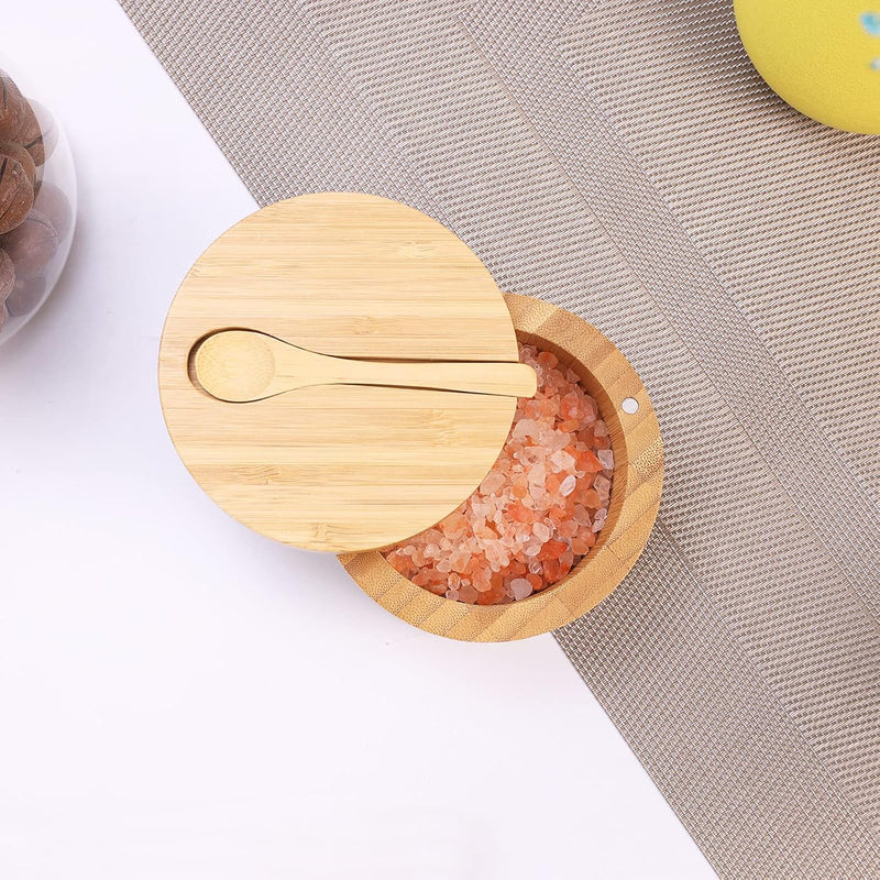 HTB Adega de sal de bambu com mini colher, caixa de sal de cozinha com tampa de fecho magnético giratório, recipiente redondo de sal para armazenamento pimenta tempero banho sal marinho